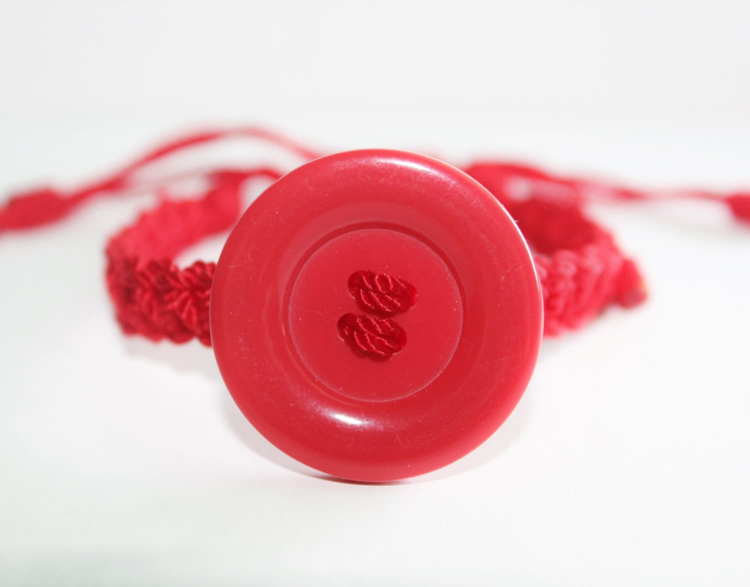 Recyceltes Armband, Roter Knopf, Verstellbares Handgemachtes Baby, Schmuck, Boho Chic, Upcycle, Babyschmuck, Charm Armband von TsukasaAndAna