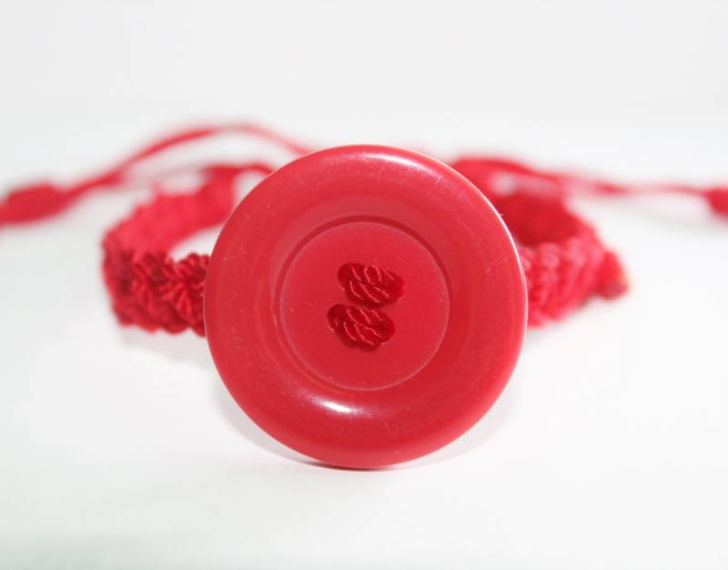 Recyceltes Armband, Roter Knopf, Verstellbares Handgemachtes Baby, Schmuck, Boho Chic, Upcycle, Babyschmuck, Charm Armband von TsukasaAndAna