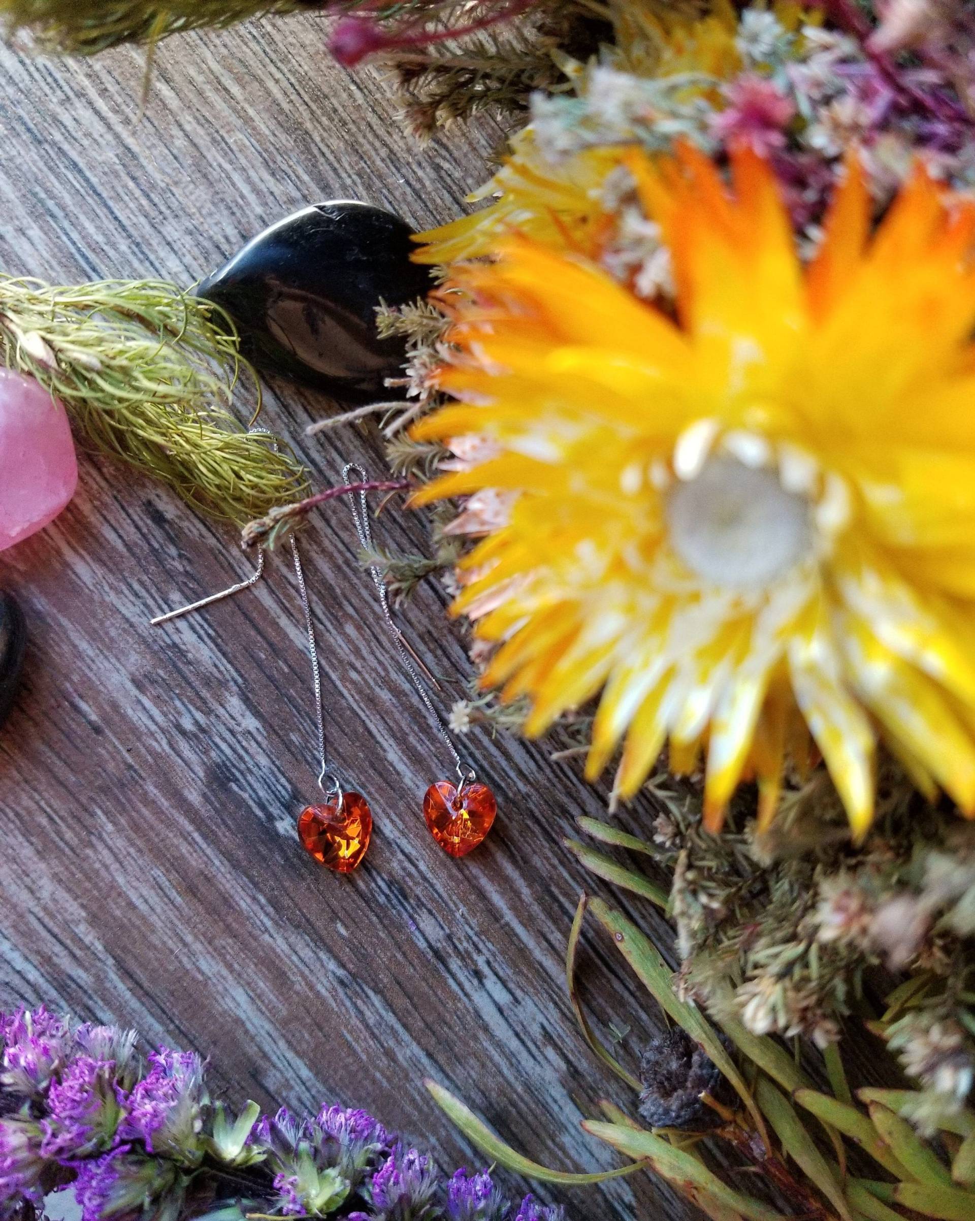 Swarovski Crystal Heart Threader Ohrringe, Silberkette, Minimalist Style von TsukasaAndAna