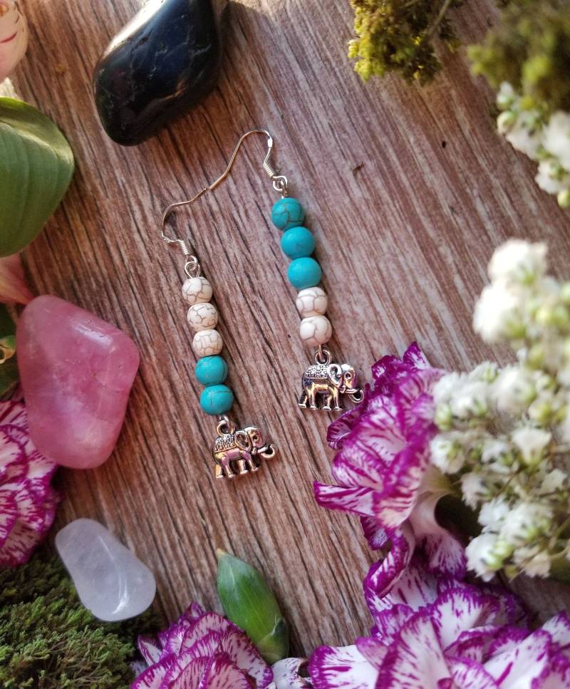 Türkis Howlith Elefant Ohrringe, Boho Chic Ohrhänger von TsukasaAndAna