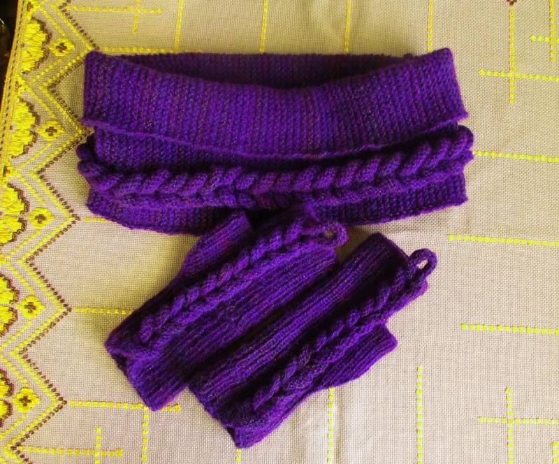 Handgefertigt Violette Gestrickte Schal Und Armstulpen Zopfmuster Set von TsveteHeArt