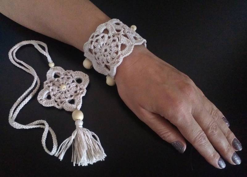 Handgefertigtes Armband Und Anhänger Set #1, Einzigartiges Modell Gehäkeltes Halskette Mit Holzperlen, Boho Style, Geschenk Für Sie von TsveteHeArt