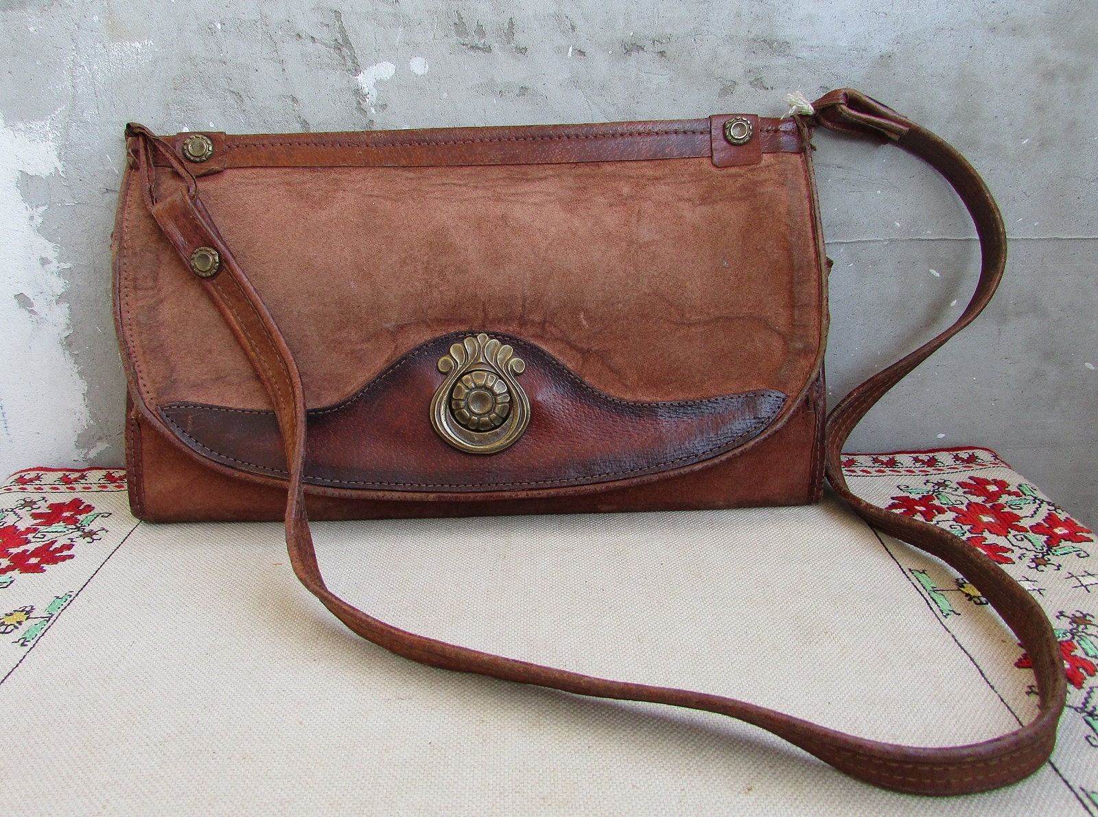 Vintage Braune Leder Umhängetasche, Messingakzent, 1950Er Jahre Geldbörse Vintage Braune Leder Umhängetasche, Messingakzent, 1950Er Jahre Geldbörse von TsveteHeArt