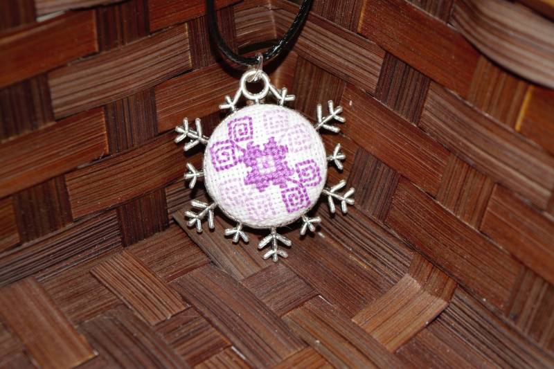 Bezaubernde Handgefertigte Stickerei-Halskette Mit Einem Violetten Schneeflocken-Anhänger, Niedliches Geschenk Für Eine Mutter, Schwester Oder Bezaubernde Handgefertigte Stickerei-Halskette Mit Einem Violetten Schneeflocken-Anhänger, Niedliches Geschenk Für Eine Mutter, Schwester Oder von Tsvetinky