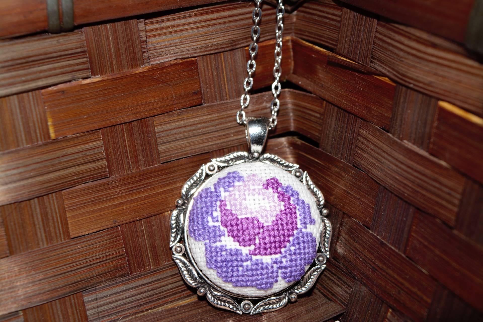 Charmante Handgefertigte Stickerei-Halskette Mit Einem Violetten Rosenanhänger, Charmantes Geschenk Für Sie, Charmante Halskette, Handgestickte Charmante Handgefertigte Stickerei-Halskette Mit Einem Violetten Rosenanhänger, Charmantes Geschenk Für Sie, Charmante Halskette, Handgestickte von Tsvetinky