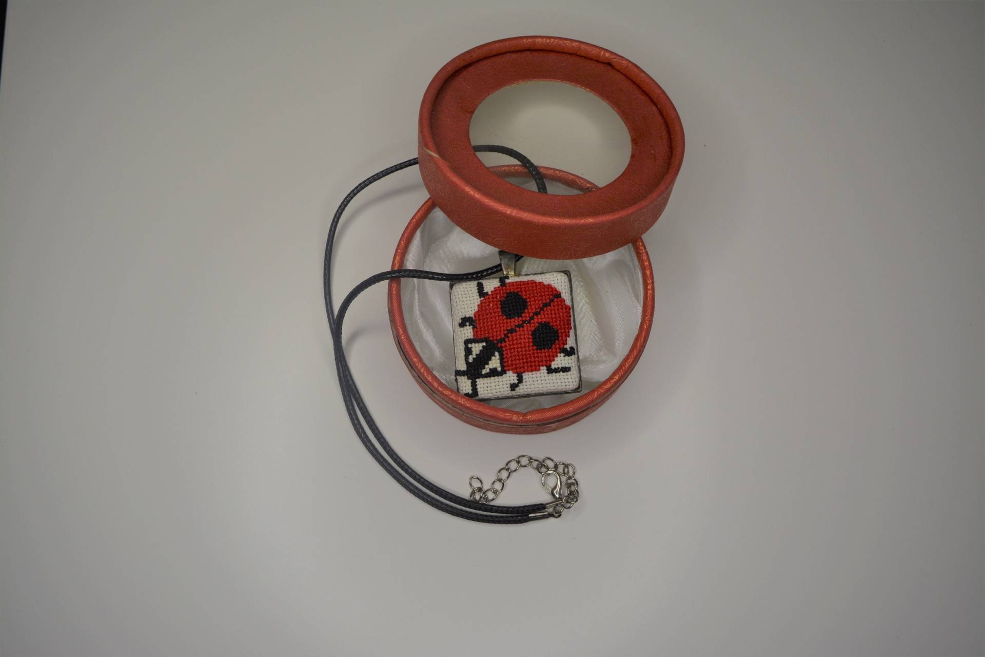 Charming Handgemachte Stickerei Halskette Mit Einem Marienkäfer Anhänger, Geschenk Für Sie, Charmanter Schlüsselbund, Niedliche Halskette Charming Handgemachte Stickerei Halskette Mit Einem Marienkäfer Anhänger, Geschenk Für Sie, Charmanter Schlüsselbund, Niedliche Halskette von Tsvetinky