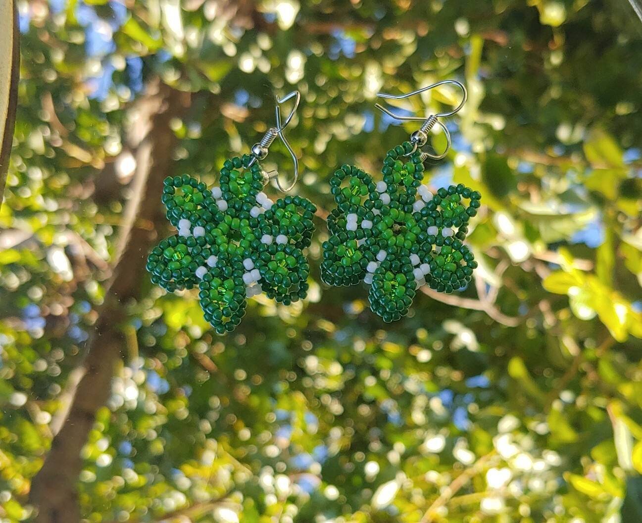 Handgemachte Kleine Grün-Weiße Florale Ohrringe von TuLipsSpill