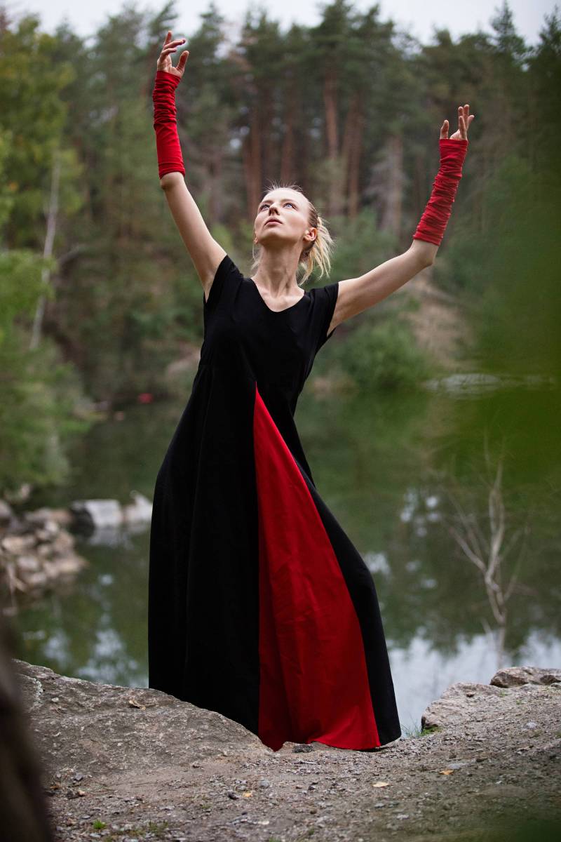 Schwarzes Maxi Kleid Mit Zwickel & Roten Handschuhen von TubaIDuba