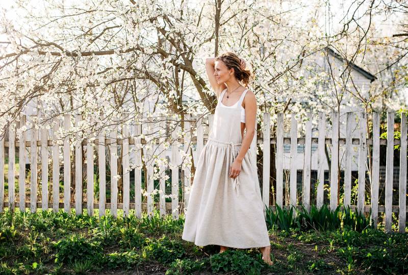 Leinen Maxi Sommerkleid Open Back Schürzenkleid, Weiche Damenbekleidung von TubaIDuba