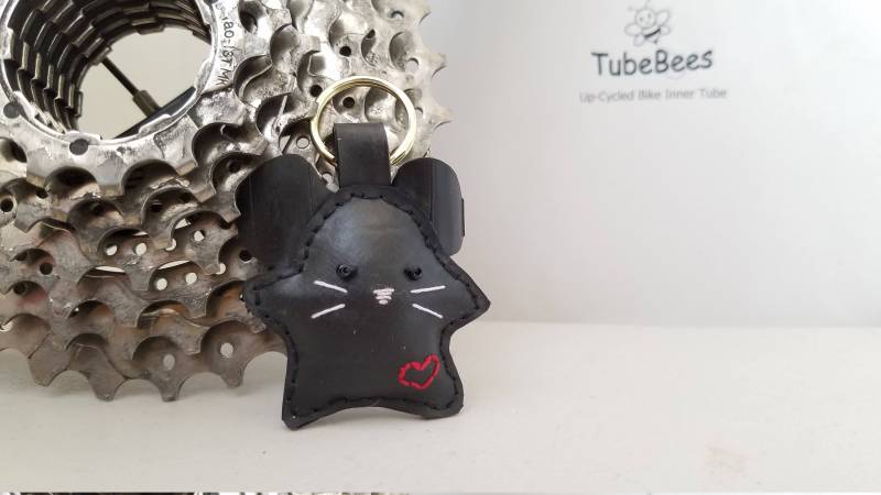Maus Schlüsselanhänger - Upcycled Fahrrad-Innenschlauch Maus Schlüsselanhänger - Upcycled Fahrrad-Innenschlauch von TubeBees