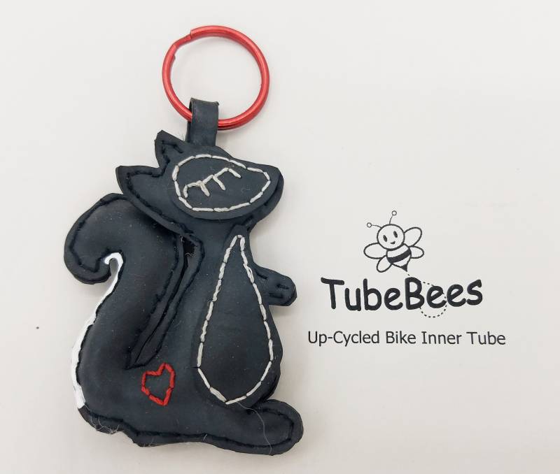 stinktier Schlüsselanhänger - Upcycled Fahrrad-Innenschlauch stinktier Schlüsselanhänger - Upcycled Fahrrad-Innenschlauch von TubeBees