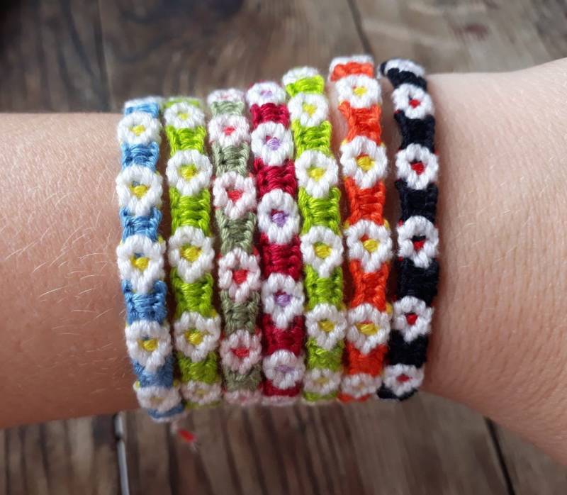 Freundschaftsarmband, Blumenarmband, Handgemachtes Armband, Boho Hippie Gänseblümchen Gänseblümchen, Blume von TucesHandmade