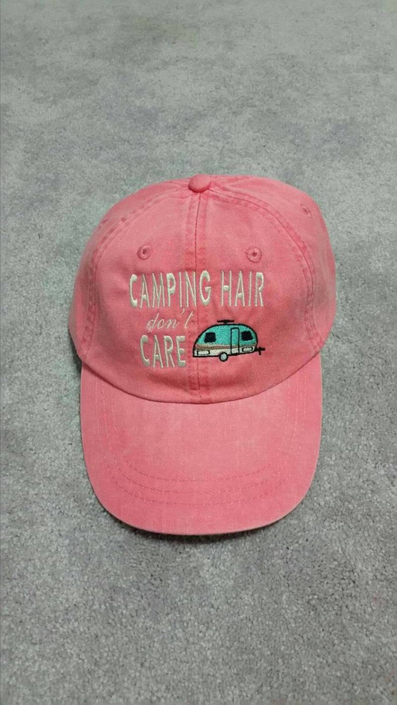 Camping Haar Keine Sorge Baseball Mütze Camping Haar Keine Sorge Baseball Mütze von TuckersTinyThreads