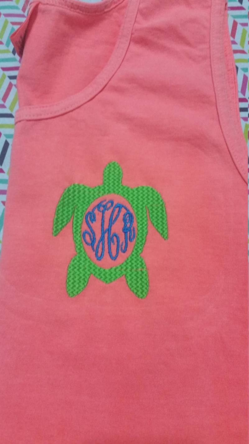 Komfort Farben Monogramm Tank Sommer Tasche Designs Komfort Farben Monogramm Tank Sommer Tasche Designs von TuckersTinyThreads