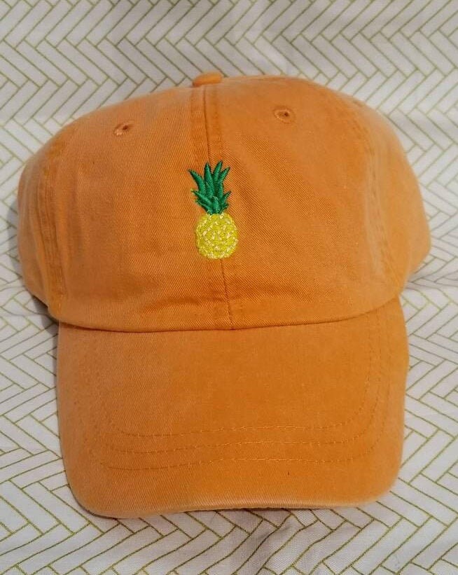 Mini Ananas Bestickte Baseballmütze Mini Ananas Bestickte Baseballmütze von TuckersTinyThreads