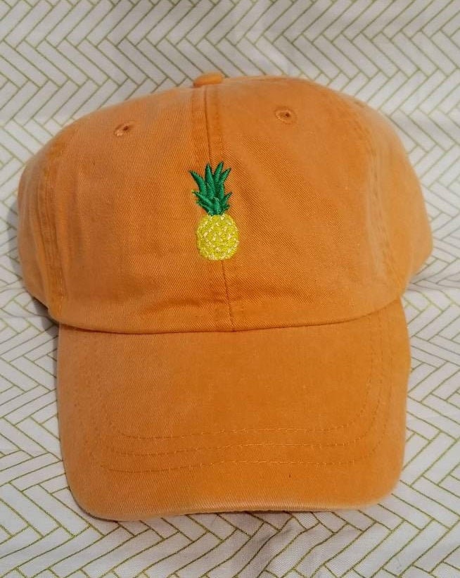 Mini Ananas Bestickte Baseballmütze Mini Ananas Bestickte Baseballmütze von TuckersTinyThreads