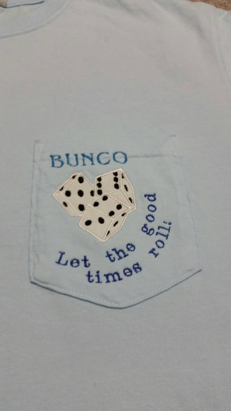 T-Shirt Mit Bunko Bestickte Tasche T-Shirt Mit Bunko Bestickte Tasche von TuckersTinyThreads