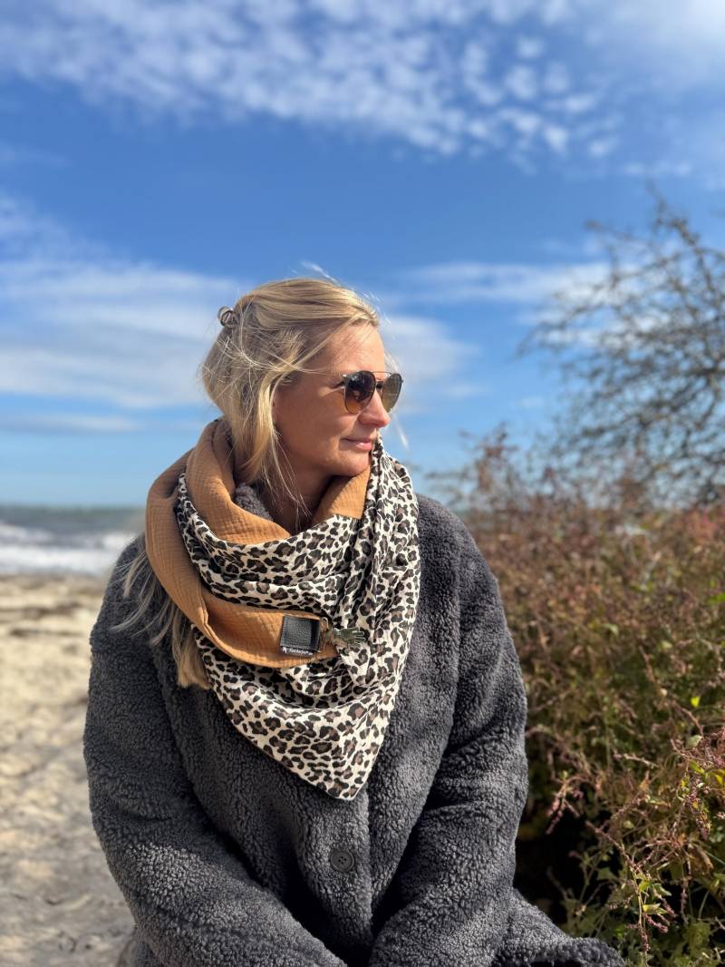 xxl Musselin Dreieckstuch Handmade - Animal Print & Dunkelbeige, Schal Mit Clip, Baumwolle, Geschenk, Stola, Halstuch Verschluss, Frauen von Tuecherfee