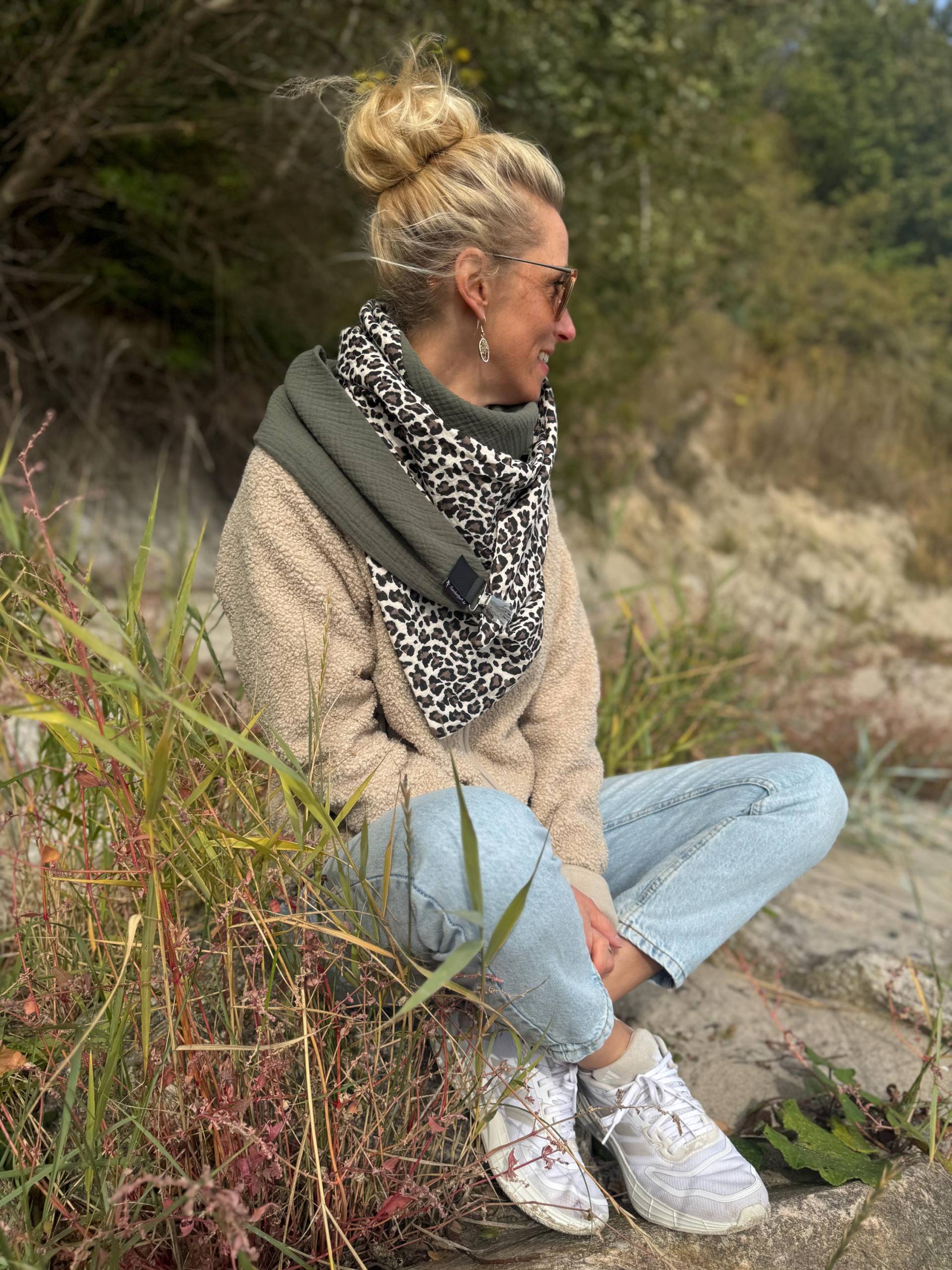 xxl Musselin Dreieckstuch Handmade - Animal Print & Olivgrün, Schal Mit Clip, Baumwolle, Boho Style, Geschenk, Wenbar von Tuecherfee