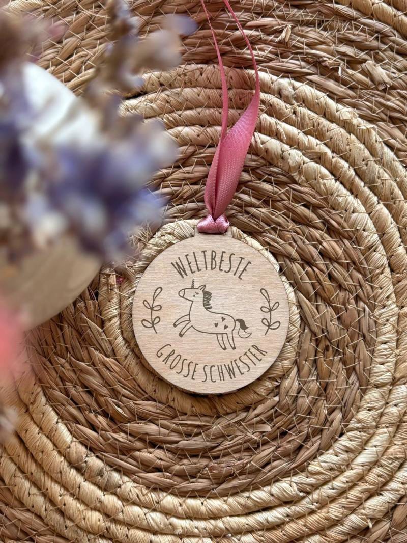 Medaille Große Schwester | Geschenk Geburt Personalisierbar Aus Holz Mit Band Graviert Sicherheitsverschluss von Tueddelhaeusken
