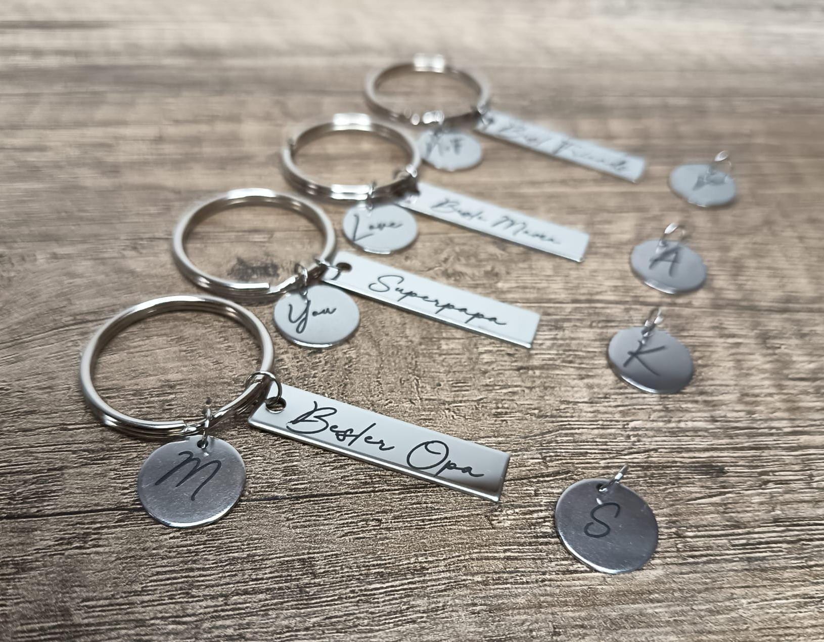 Personalisiertes Geschenk Schlüsselanhänger Mit Gravur Für Mama, Papa, Oma, Opa & Beste Freunde von TuedeltrineHandMade