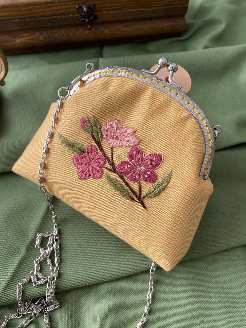 Handgemachte Geldbörse Mit Besticktem Blumenmuster von TugbaArtEmbroidery