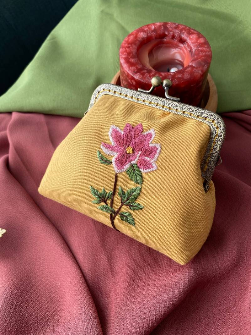 Handgemachte Gestickte Pfingstrosen-Blumen-Geldbörse Retro Clip Wallet von TugbaArtEmbroidery