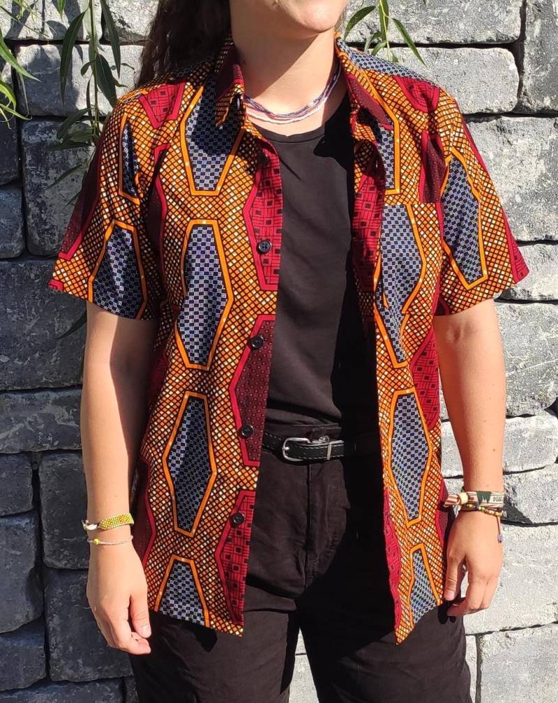Farbenfrohes Unisex Kurzarm Hemden. Handgenäht in Uganda. Afrika. Unikat. Bunte Kleidung. Auch Als Bluse Und Kimono Tragbar Farbenfrohes Unisex Kurzarm Hemden. Handgenäht in Uganda. Afrika. Unikat. Bunte Kleidung. Auch Als Bluse Und Kimono Tragbar von TukolereWamuSalemUg