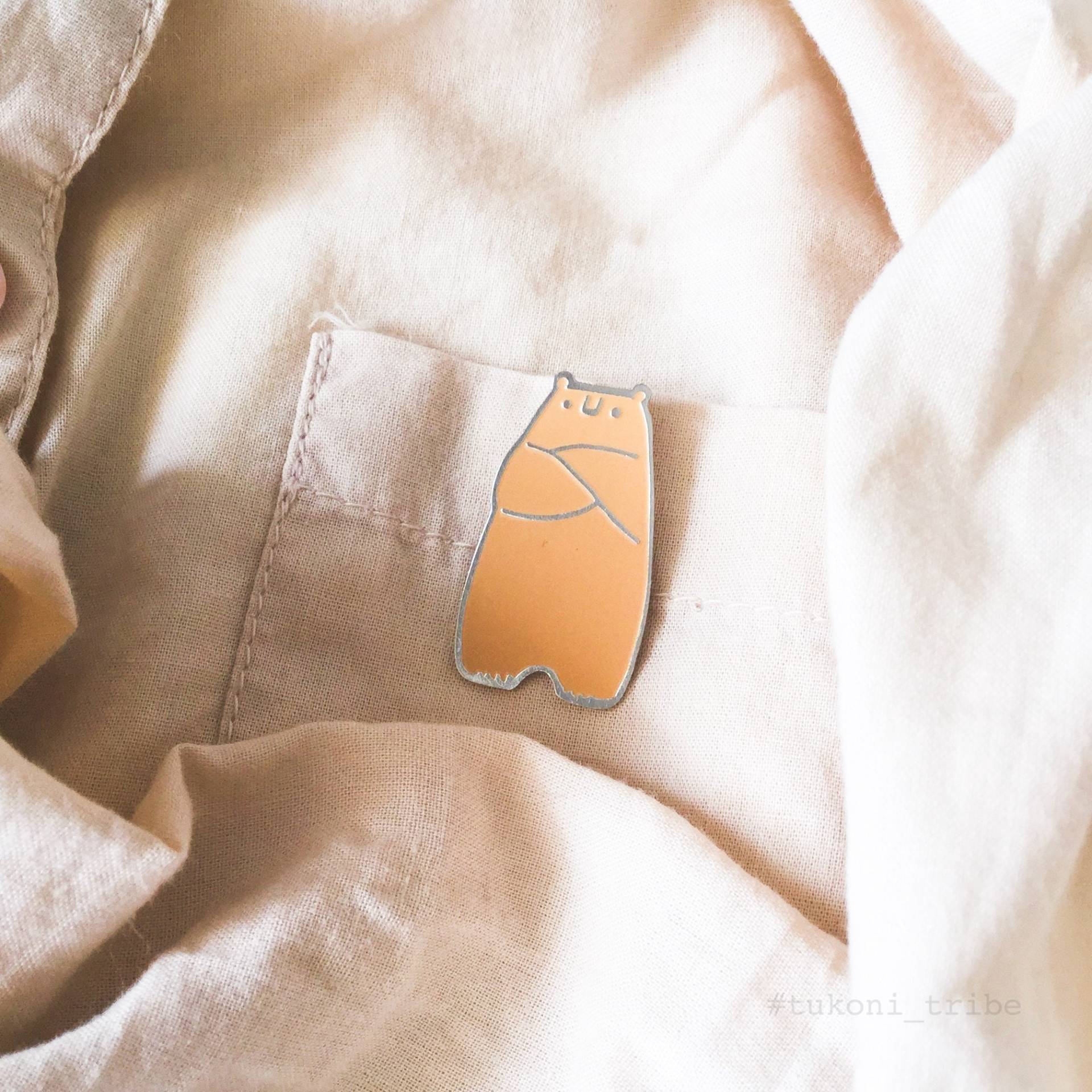 Bär Will Nicht Schlafen Emaille Pin, Süßer Accessoires Pin Abzeichen, Tukoni Geschenk von TukoniTribe