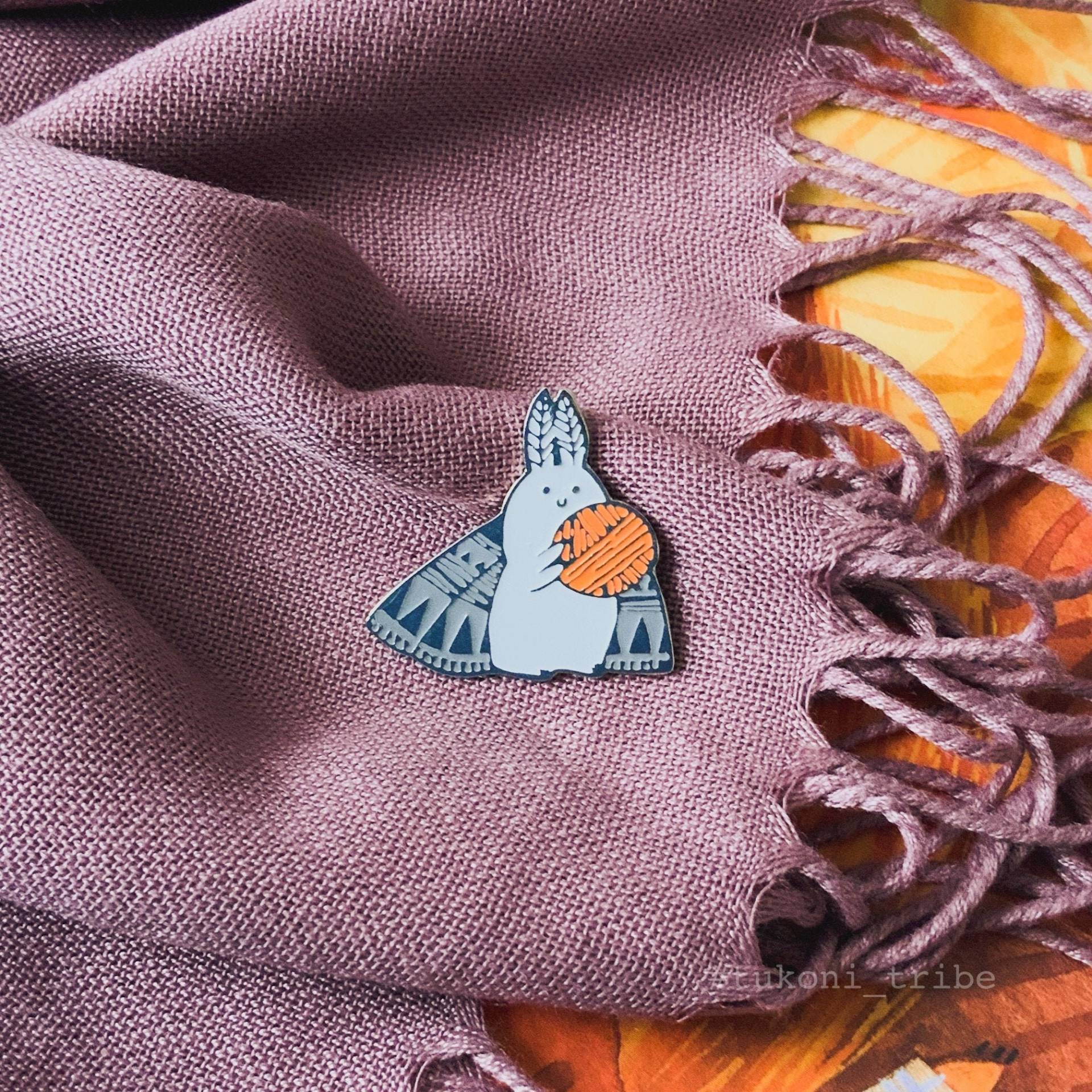 Grauer Motten Emaille Pin Stricken Brosche, Tukoni Geschenk von TukoniTribe