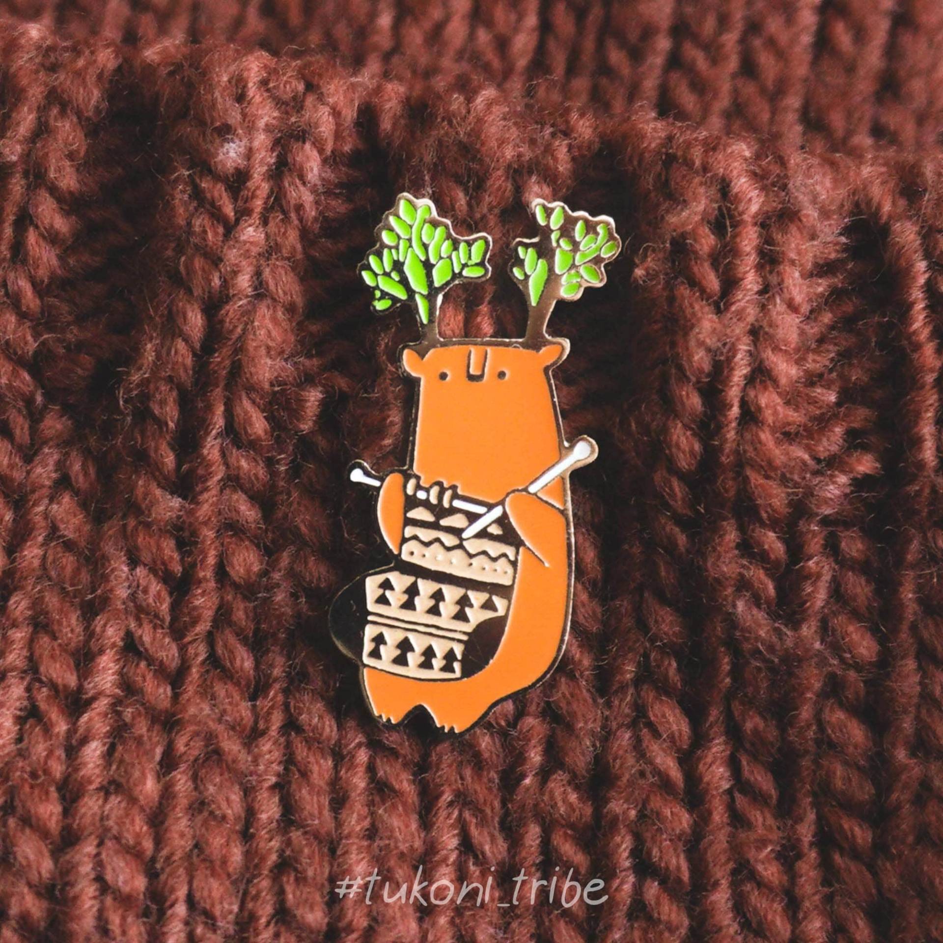 Tukoni Herbst Emaille Pin, Stricken Geschenk Für Die Strickerin, Woodland Brosche, Geschenk, Garn Pin von TukoniTribe