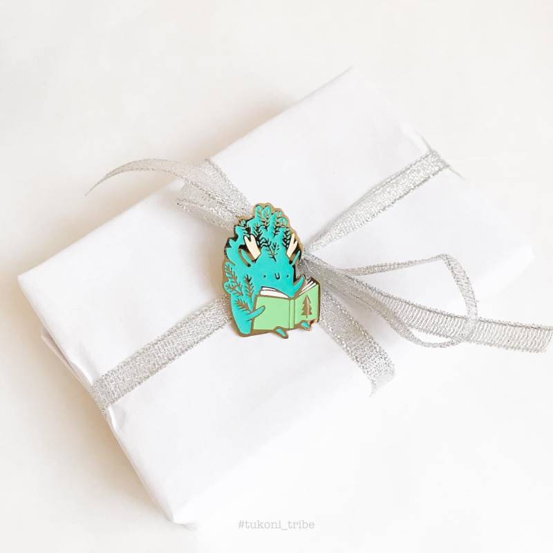 Weihnachtsbaum Emaille Pin Tannenbaum Anstecknadel Tier Pin Natur Brosche Miniatur Tiere Einzigartiges Geschenk Wald Knopf Kunst von TukoniTribe