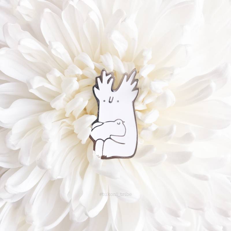 Weißer Tukoni Und Küken Emaille Pin Schneehuhn Tierabzeichen von TukoniTribe