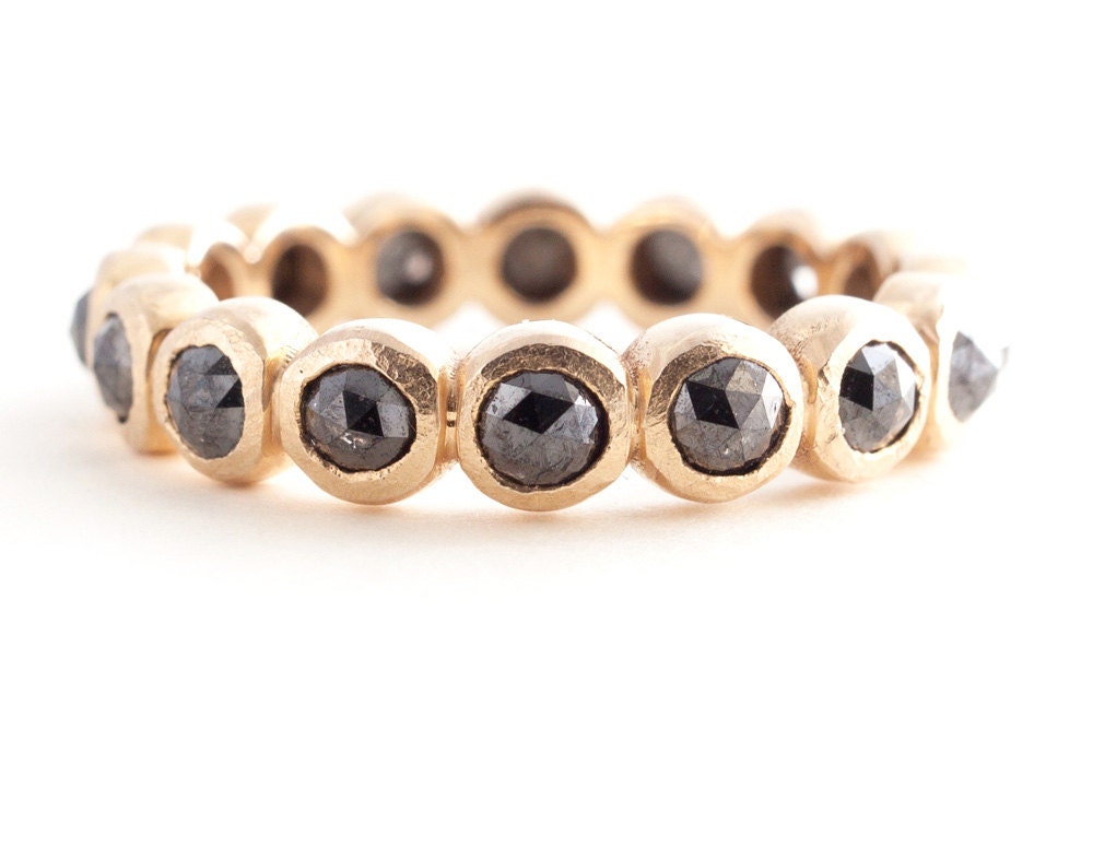 Rosenschliff Schwarze Diamanten Eternity Band, 14K Gold Lünette Set Wedding Runde Diamanten von Tulajewelry