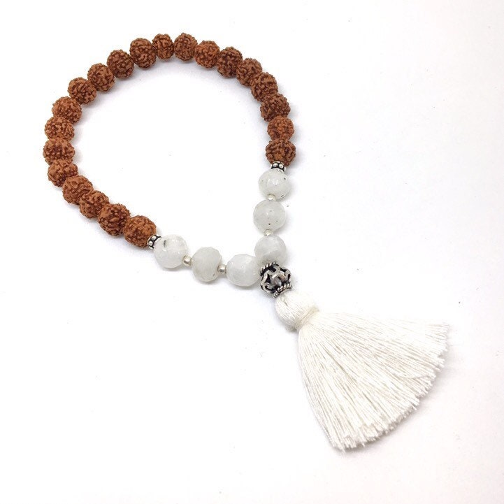 27 Perlen Hand Mala -Moonstone/Rudraksha Perlen, Yoga Schmuck, Meditation von TulasiMaharani
