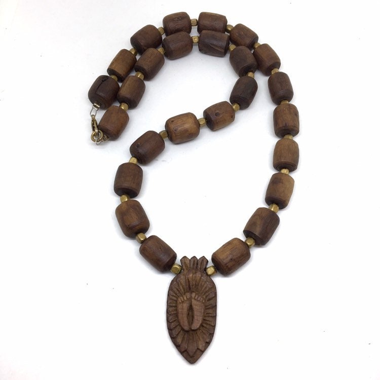 Charan Chunky Tulasi/Tulsi Und Messing Halskette Mit Geschnitztem Tulasi Anhänger von TulasiMaharani