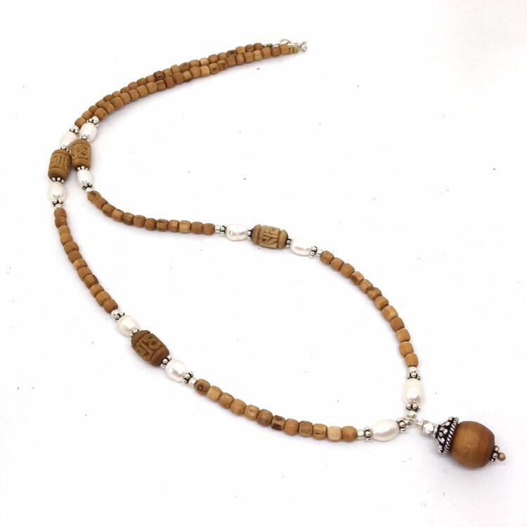 Daya Tulasi Halskette Mit Perlen Und Geschnitzten Radhe von TulasiMaharani