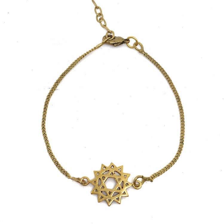 Kundalini Handgelenkkette in Brass Und 7 Chakren von TulasiMaharani