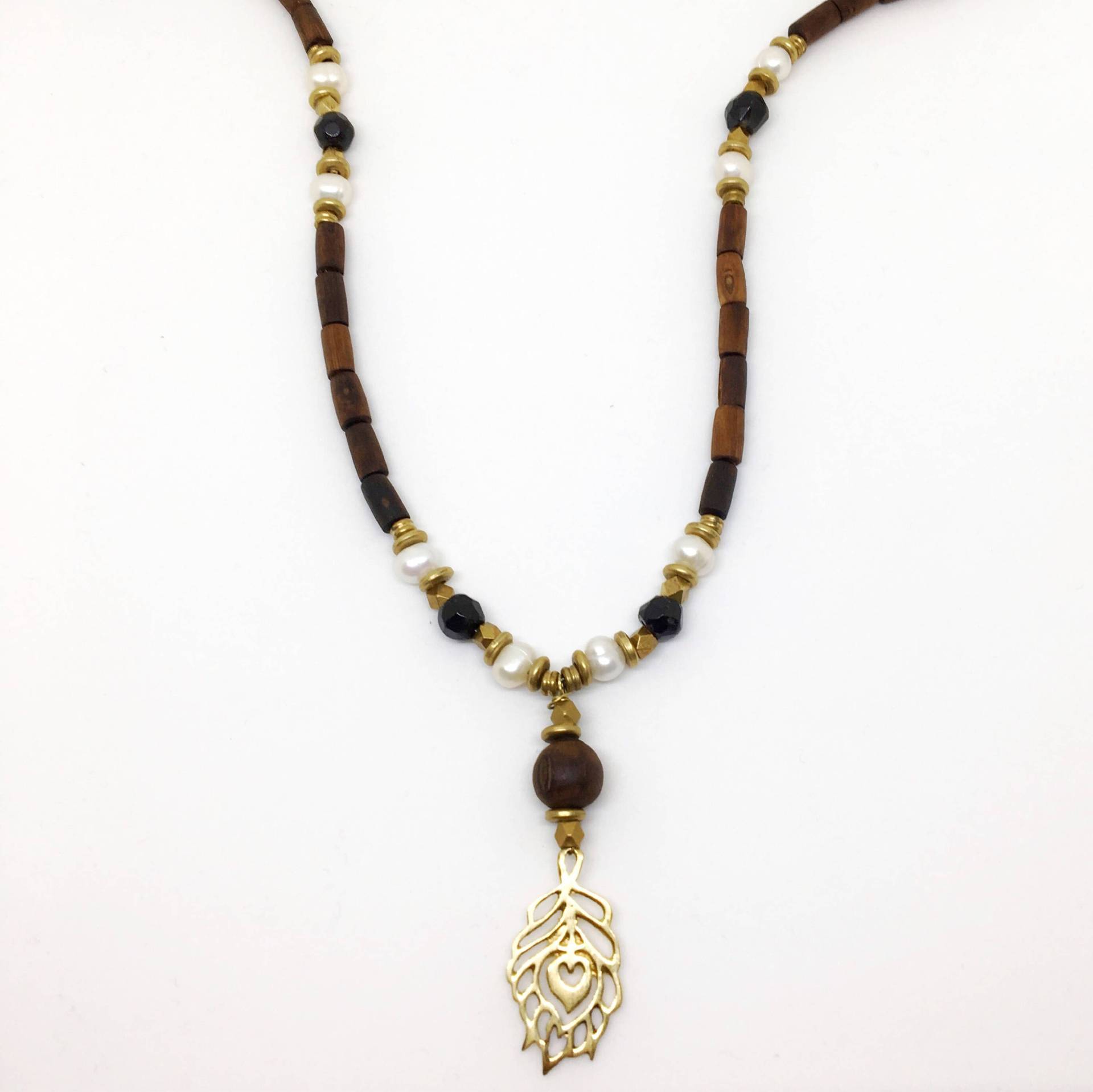 Mora Black Onyx/Perlen Kleiner Messinganhänger Pfau Tulasi Tulsi Kette von TulasiMaharani