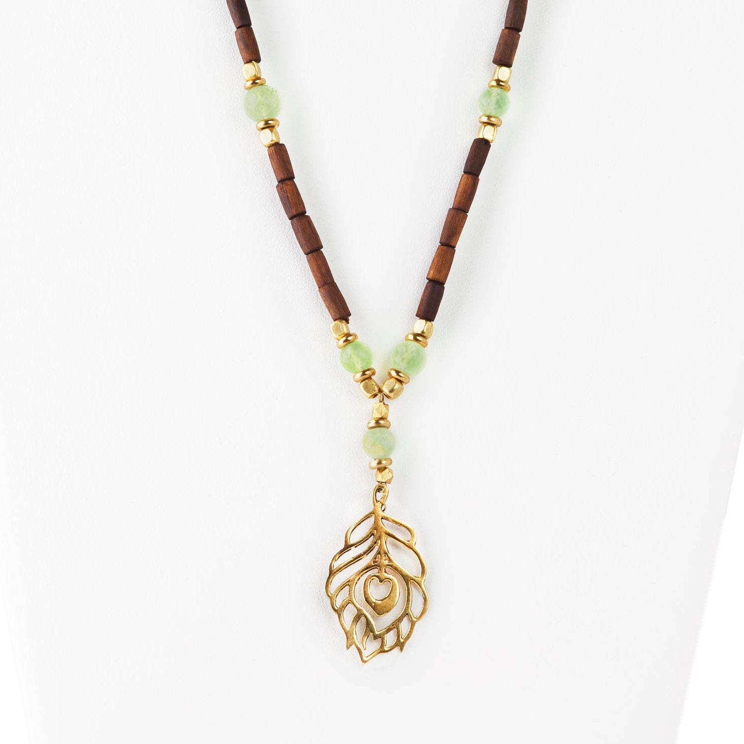 Mukuta Tulasi Halskette Mit Großem Pfauenfeder-Anhänger von TulasiMaharani