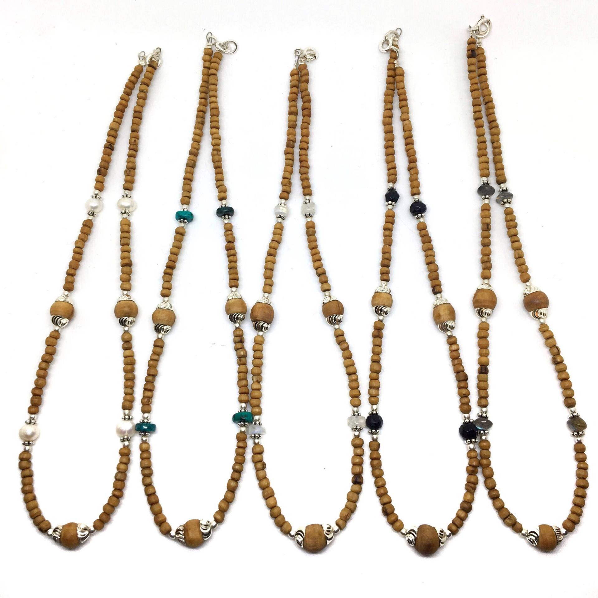 Rani, Zarte Und Einfache Tulasi, Silber Edelsteine Kette von TulasiMaharani