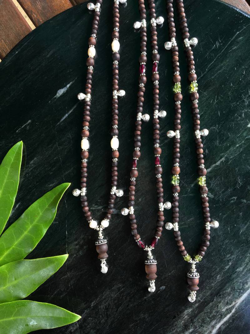 Vishaka Halskette Mit Tulasi Tulsi Und Mini Guru Perle Anhänger von TulasiMaharani