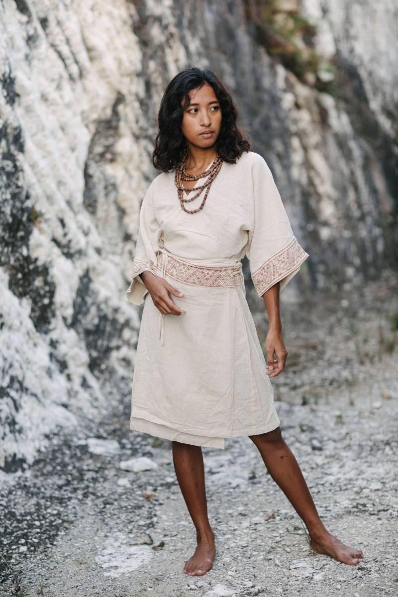 Kurzes Kimono Wickelkleid Weiß Handblock Bedruckt Boho Pagan Hochzeitszeremonie von TulasiWear