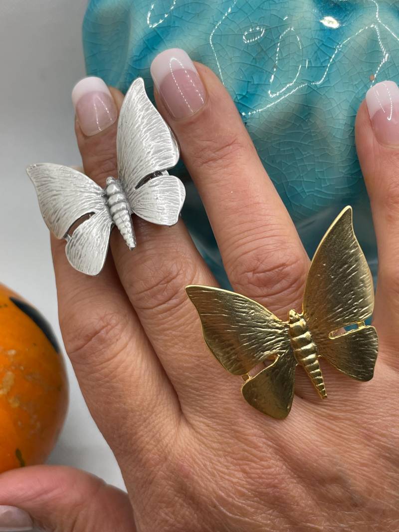 Boho Schmetterlingsring Aus Zamak - Handgemachter Verstellbarer Ring in Gold Oder Silber Naturinspiriertes Statement Schmuckstück Für Frau von TulinAylinAccessors