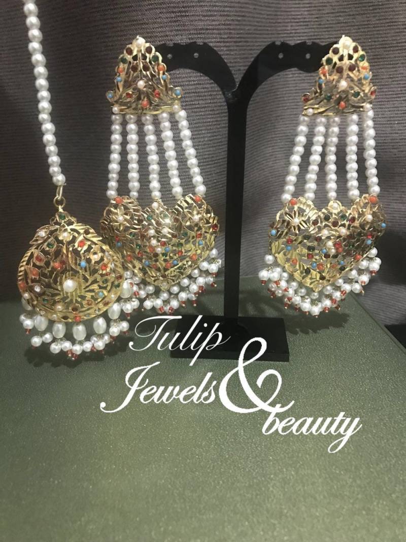Hyderabad Nazami Mughal Jhummar Ohrringe & Tikka - Nauvratan Jadu Schmuckset von Tulipjewelsandbeauty