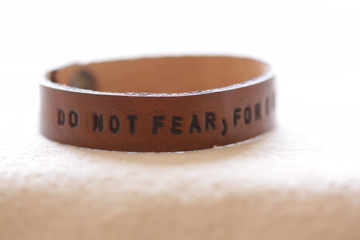 Handgestempeltes Leder Schrift Armband Benutzerdefinierte Zitat Manschette Handgestempeltes Leder Schrift Armband Benutzerdefinierte Zitat Manschette von TulitaLaneLeather