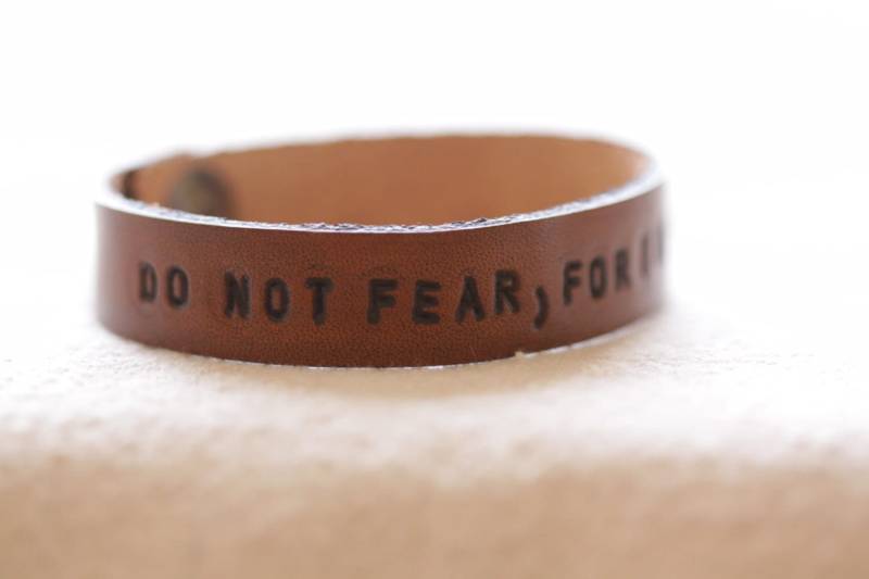 Handgestempeltes Leder Schrift Armband Benutzerdefinierte Zitat Manschette Handgestempeltes Leder Schrift Armband Benutzerdefinierte Zitat Manschette von TulitaLaneLeather