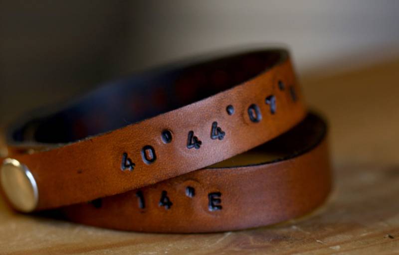 Lederarmband, Leder Wickelarmband, Handgestempeltes Leder, Koordinaten Armband, Benutzerdefiniertes Armband Gestempelt Mit Ihrer Wahl Lederarmband, Leder Wickelarmband, Handgestempeltes Leder, Koordinaten Armband, Benutzerdefiniertes Armband Gestempelt Mit Ihrer Wahl von TulitaLaneLeather