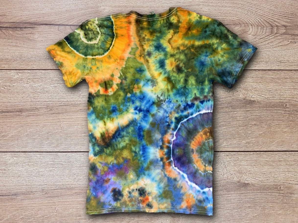 Buntes Geodes Tie Dye T-Shirt - Handgemacht Und Anpassbar Einzigartiges Lebendiges von TulsaTieDye