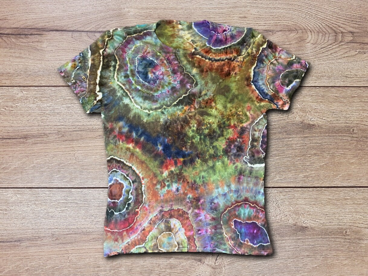 Earth Tone Geode Tie Dye T-Shirt - Handgemacht & Anpassbar Einzigartiges Rock-Muster von TulsaTieDye
